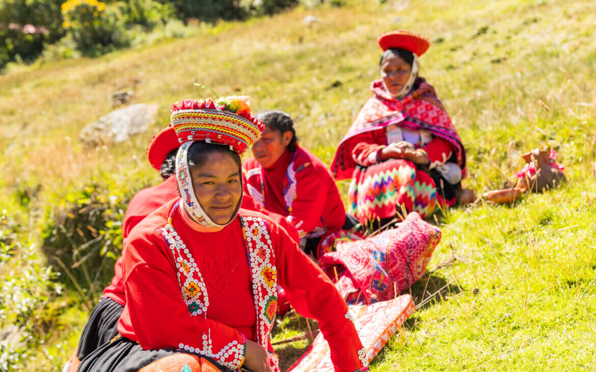 Women in the Huilloc Community Kusi Runa working in the fields.